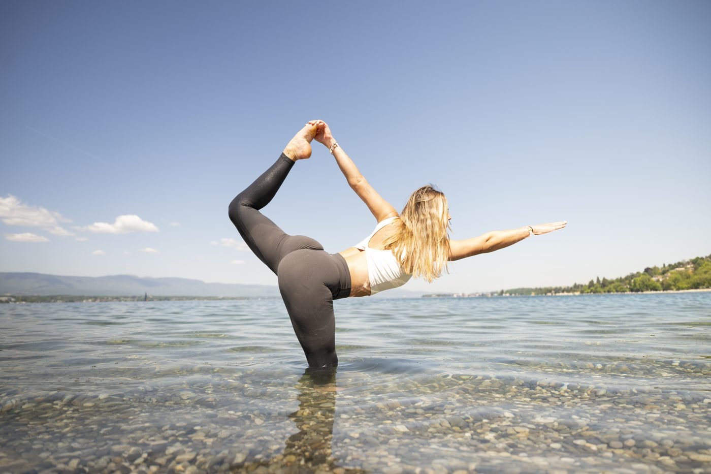 Posture de danseuse en yoga au bord du lac Léman